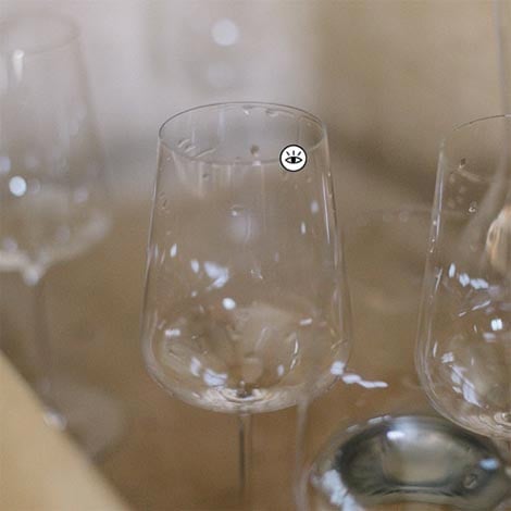 Le buvant du verre &agrave; vin